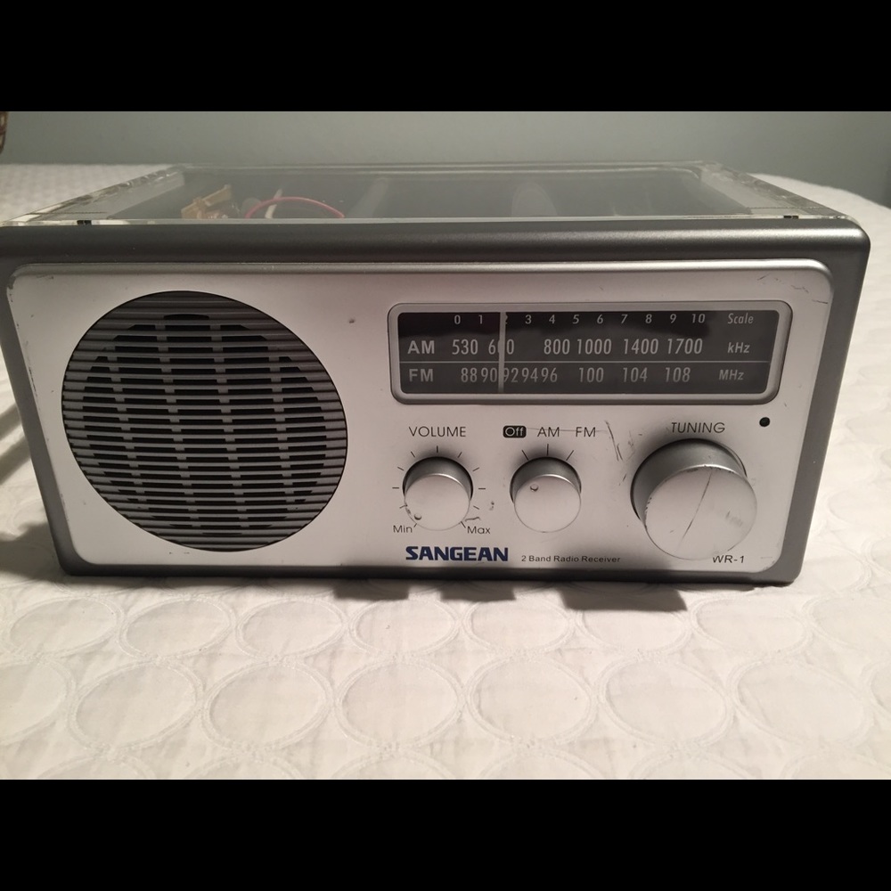 AMAZING AND RARE SANGEAN RADIO. CLEAR ACRYLIC. - Picture 2 of 8